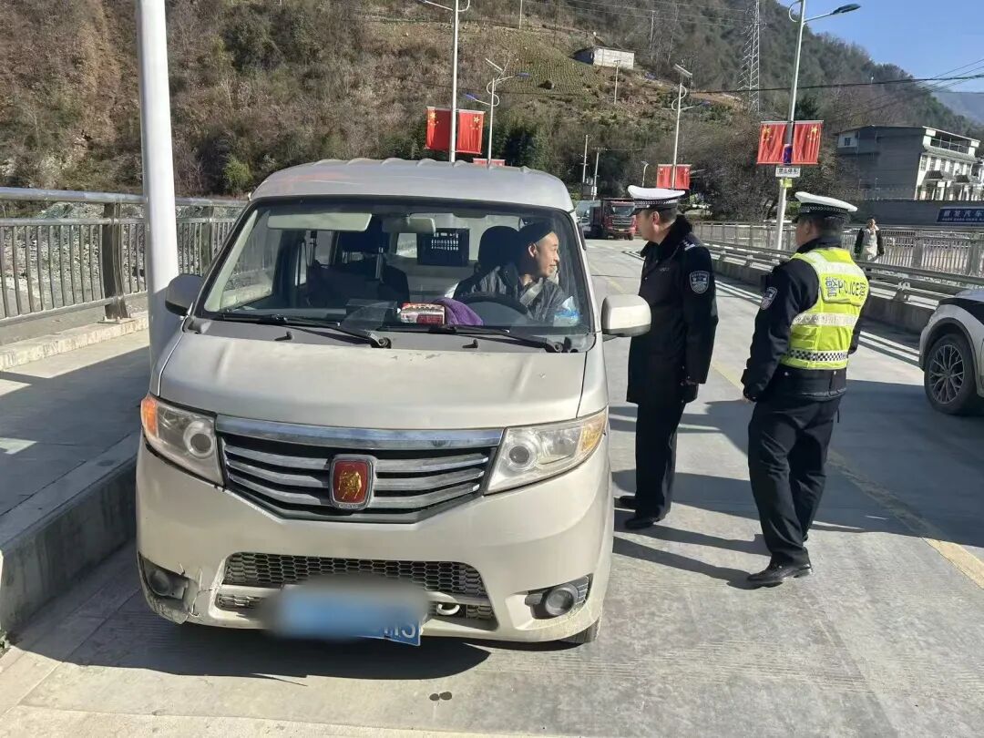 农村交通安全整治行动_违章高发地段整治_安康交警严查酒驾超载